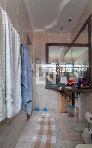 Casa à venda com 450m², 4 quartos e 4 vagas Casa à venda com 450m², 4 quartos e 4 vagasBanheiro da Suíte