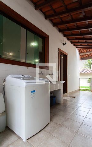 Casa à venda com 450m², 4 quartos e 4 vagas Casa à venda com 450m², 4 quartos e 4 vagasÁrea de Serviço