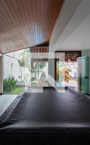 Casa à venda com 450m², 4 quartos e 4 vagas Casa à venda com 450m², 4 quartos e 4 vagasEspaço de Jogos