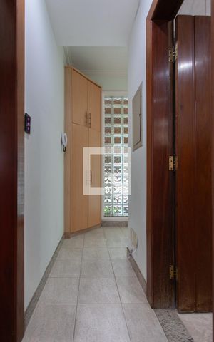 Casa à venda com 450m², 4 quartos e 4 vagas Casa à venda com 450m², 4 quartos e 4 vagasCorredor