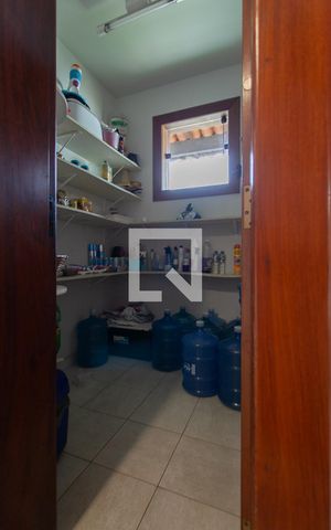 Casa à venda com 450m², 4 quartos e 4 vagas Casa à venda com 450m², 4 quartos e 4 vagasDespensa