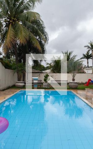 Casa à venda com 450m², 4 quartos e 4 vagas Casa à venda com 450m², 4 quartos e 4 vagasPiscina