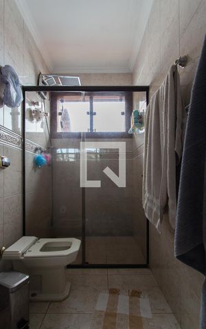 Casa à venda com 450m², 4 quartos e 4 vagas Casa à venda com 450m², 4 quartos e 4 vagasBanheiro da Suíte