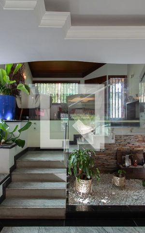 Casa à venda com 450m², 4 quartos e 4 vagas Casa à venda com 450m², 4 quartos e 4 vagasEscada