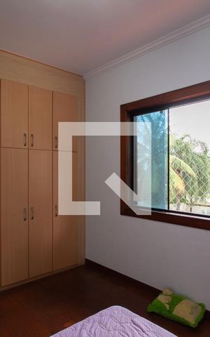 Casa à venda com 450m², 4 quartos e 4 vagas Casa à venda com 450m², 4 quartos e 4 vagasQuarto 1