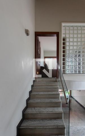 Casa à venda com 450m², 4 quartos e 4 vagas Casa à venda com 450m², 4 quartos e 4 vagasEscada