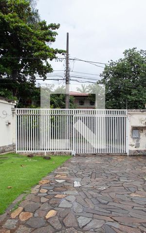 Casa à venda com 450m², 4 quartos e 4 vagas Casa à venda com 450m², 4 quartos e 4 vagasGaragem