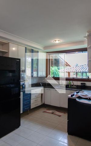 Casa à venda com 450m², 4 quartos e 4 vagas Casa à venda com 450m², 4 quartos e 4 vagasCozinha