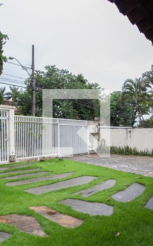 Casa à venda com 450m², 4 quartos e 4 vagas Casa à venda com 450m², 4 quartos e 4 vagasEntrada