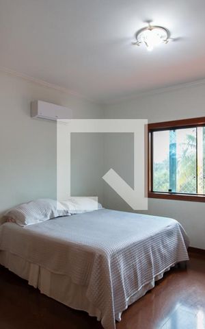 Casa à venda com 450m², 4 quartos e 4 vagas Casa à venda com 450m², 4 quartos e 4 vagasSuíte