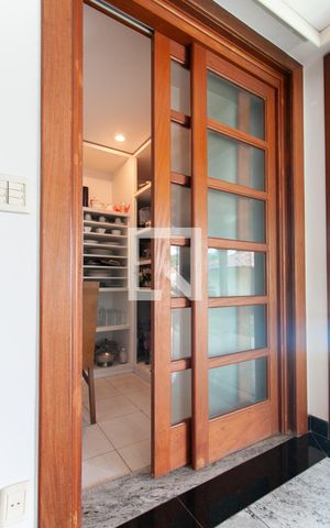 Casa à venda com 450m², 4 quartos e 4 vagas Casa à venda com 450m², 4 quartos e 4 vagasDespensa 2