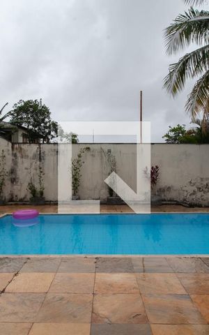 Casa à venda com 450m², 4 quartos e 4 vagas Casa à venda com 450m², 4 quartos e 4 vagasPiscina