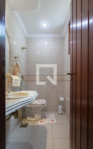 Casa à venda com 450m², 4 quartos e 4 vagas Casa à venda com 450m², 4 quartos e 4 vagasLavabo