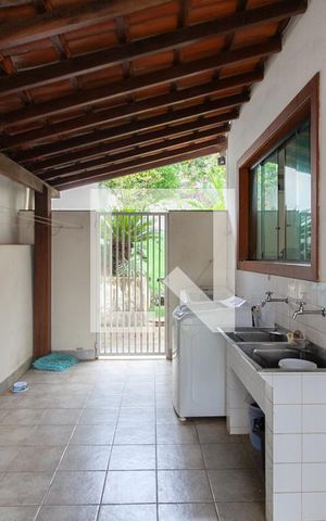 Casa à venda com 450m², 4 quartos e 4 vagas Casa à venda com 450m², 4 quartos e 4 vagasÁrea de Serviço
