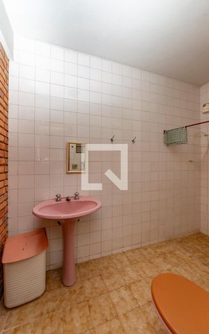 Casa à venda com 450m², 4 quartos e 3 vagas Casa à venda com 450m², 4 quartos e 3 vagasÁrea de Serviço