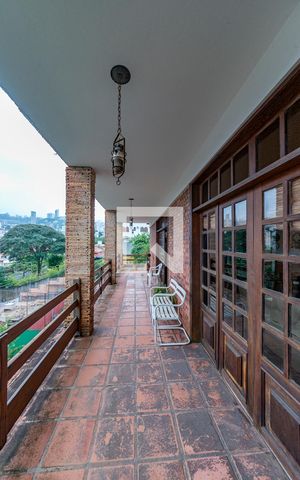 Casa à venda com 450m², 4 quartos e 3 vagas Casa à venda com 450m², 4 quartos e 3 vagasVaranda