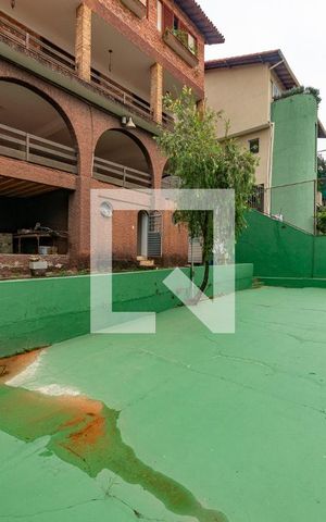 Casa à venda com 450m², 4 quartos e 3 vagas Casa à venda com 450m², 4 quartos e 3 vagasQuintal
