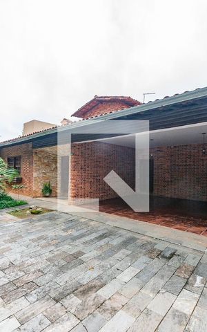 Casa à venda com 450m², 4 quartos e 3 vagas Casa à venda com 450m², 4 quartos e 3 vagasEntrada - Garagem