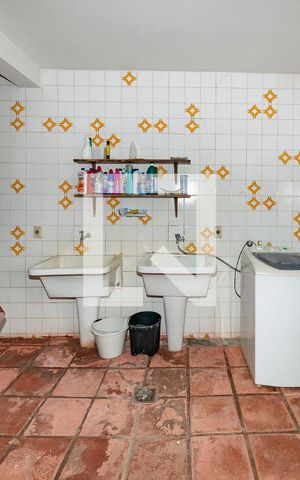 Casa à venda com 450m², 4 quartos e 3 vagas Casa à venda com 450m², 4 quartos e 3 vagasÁrea de Serviço