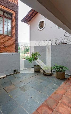 Casa à venda com 450m², 4 quartos e 3 vagas Casa à venda com 450m², 4 quartos e 3 vagasÁrea de Serviço