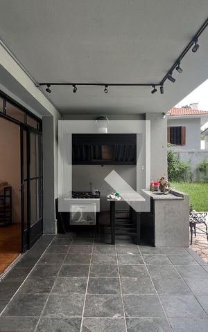 Casa à venda com 520m², 5 quartos e 6 vagas Casa à venda com 520m², 5 quartos e 6 vagasVaranda