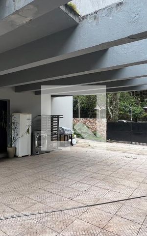 Casa à venda com 520m², 5 quartos e 6 vagas Casa à venda com 520m², 5 quartos e 6 vagasGaragem