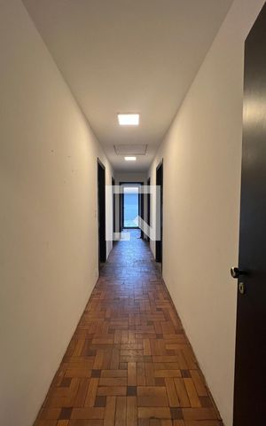Casa à venda com 520m², 5 quartos e 6 vagas Casa à venda com 520m², 5 quartos e 6 vagasCorredor
