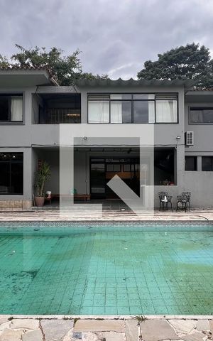 Casa à venda com 520m², 5 quartos e 6 vagas Casa à venda com 520m², 5 quartos e 6 vagasPiscina