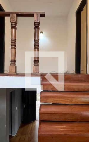 Casa à venda com 520m², 5 quartos e 6 vagas Casa à venda com 520m², 5 quartos e 6 vagasEscada