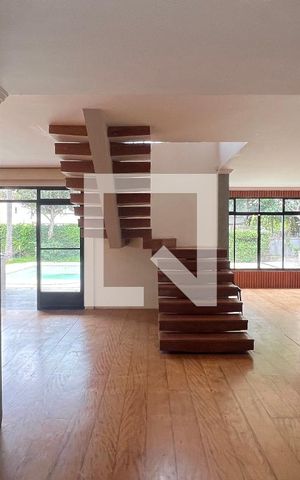 Casa à venda com 520m², 5 quartos e 6 vagas Casa à venda com 520m², 5 quartos e 6 vagasHall