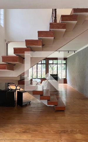 Casa à venda com 520m², 5 quartos e 6 vagas Casa à venda com 520m², 5 quartos e 6 vagasEscada