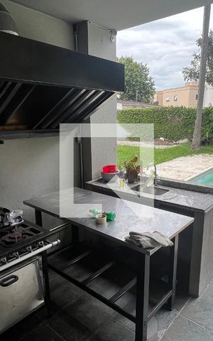 Casa à venda com 520m², 5 quartos e 6 vagas Casa à venda com 520m², 5 quartos e 6 vagasVaranda