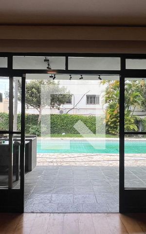 Casa à venda com 520m², 5 quartos e 6 vagas Casa à venda com 520m², 5 quartos e 6 vagasVaranda
