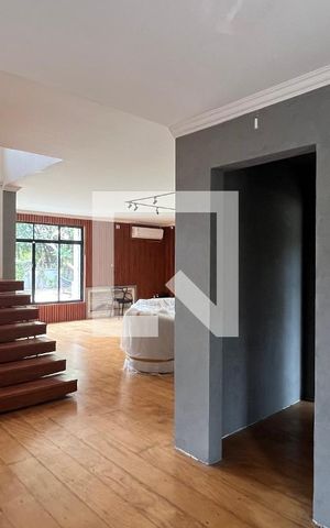 Casa à venda com 520m², 5 quartos e 6 vagas Casa à venda com 520m², 5 quartos e 6 vagasHall
