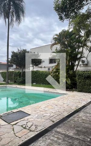 Casa à venda com 520m², 5 quartos e 6 vagas Casa à venda com 520m², 5 quartos e 6 vagasPiscina
