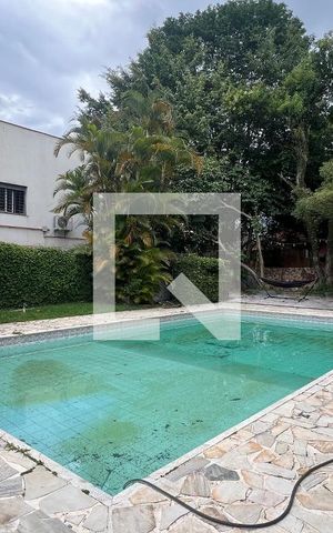 Casa à venda com 520m², 5 quartos e 6 vagas Casa à venda com 520m², 5 quartos e 6 vagasPiscina