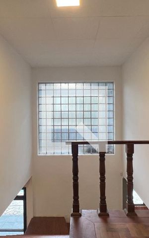 Casa à venda com 520m², 5 quartos e 6 vagas Casa à venda com 520m², 5 quartos e 6 vagasEscada