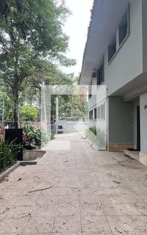 Casa à venda com 520m², 5 quartos e 6 vagas Casa à venda com 520m², 5 quartos e 6 vagasEntrada