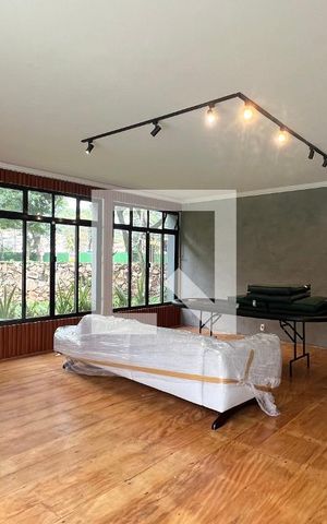 Casa à venda com 520m², 5 quartos e 6 vagas Casa à venda com 520m², 5 quartos e 6 vagasSala