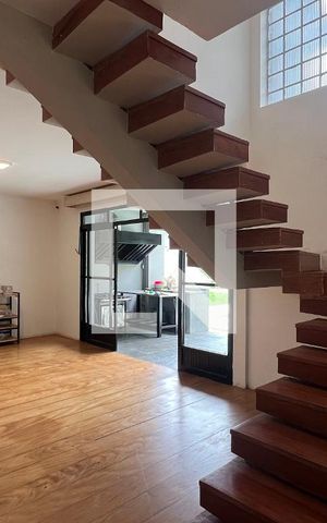Casa à venda com 520m², 5 quartos e 6 vagas Casa à venda com 520m², 5 quartos e 6 vagasEscada