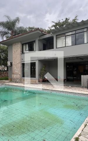 Casa à venda com 520m², 5 quartos e 6 vagas Casa à venda com 520m², 5 quartos e 6 vagasPiscina