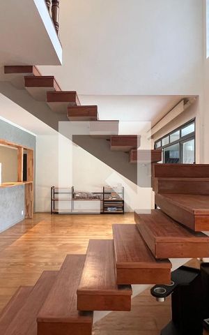 Casa à venda com 520m², 5 quartos e 6 vagas Casa à venda com 520m², 5 quartos e 6 vagasEscada