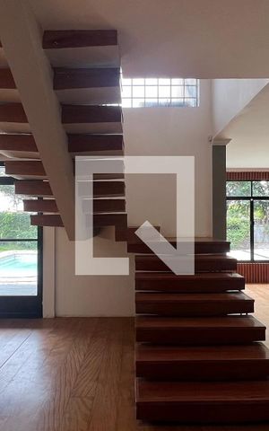 Casa à venda com 520m², 5 quartos e 6 vagas Casa à venda com 520m², 5 quartos e 6 vagasEscada