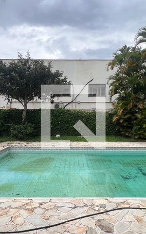 Casa à venda com 520m², 5 quartos e 6 vagas Casa à venda com 520m², 5 quartos e 6 vagasPiscina
