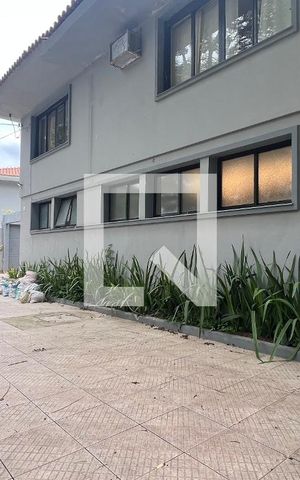 Casa à venda com 520m², 5 quartos e 6 vagas Casa à venda com 520m², 5 quartos e 6 vagasEntrada