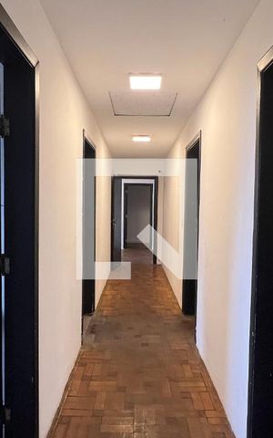 Casa à venda com 520m², 5 quartos e 6 vagas Casa à venda com 520m², 5 quartos e 6 vagasCorredor