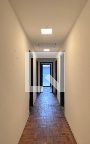 Casa à venda com 520m², 5 quartos e 6 vagas Casa à venda com 520m², 5 quartos e 6 vagasCorredor