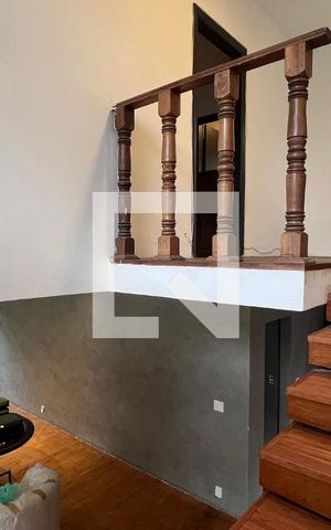 Casa à venda com 520m², 5 quartos e 6 vagas Casa à venda com 520m², 5 quartos e 6 vagasEscada