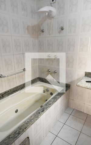 Casa à venda com 300m², 3 quartos e 3 vagasBanheiro da Suíte