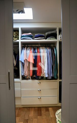 Casa para alugar com 450m², 3 quartos e 2 vagas Casa para alugar com 450m², 3 quartos e 2 vagasCloset (2) da Suíte Master